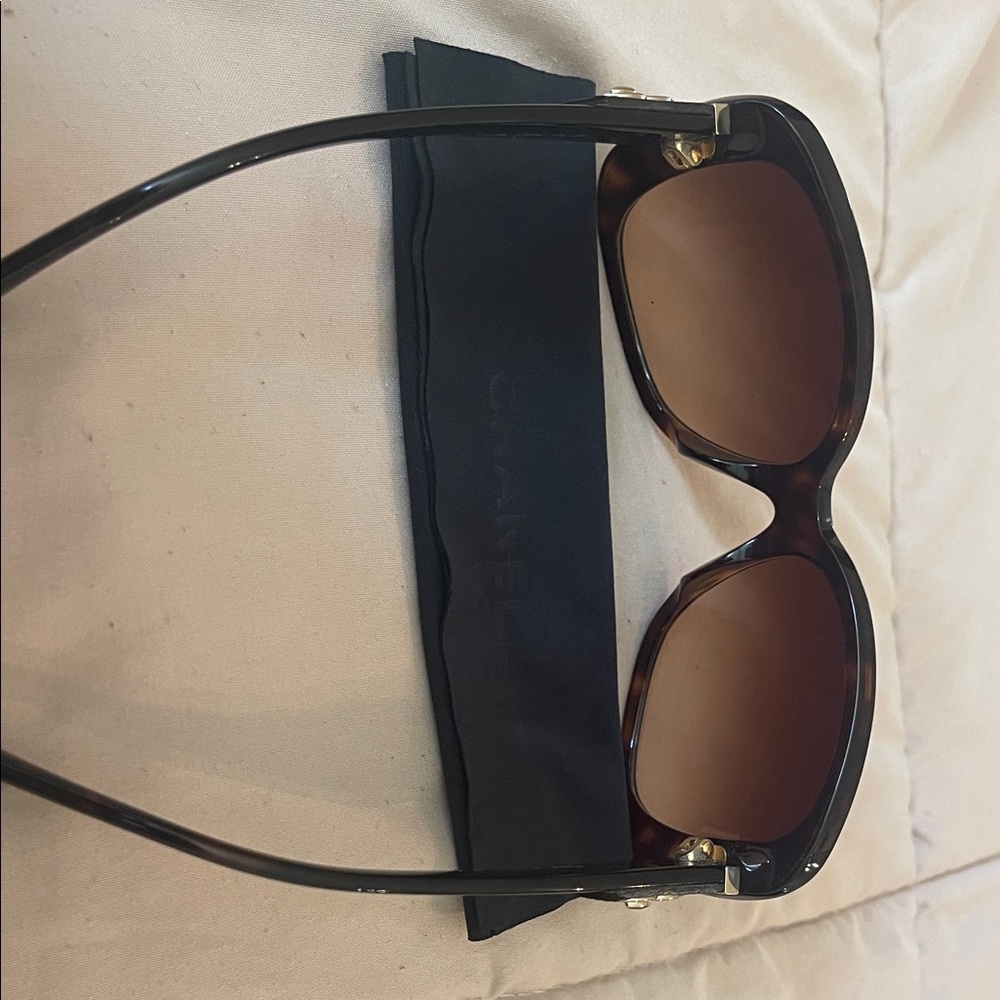 Authentic CHANEL CC Black and Brown Tortoiseshell Sunglasses with Case and Cloth - Picture 6 of 16